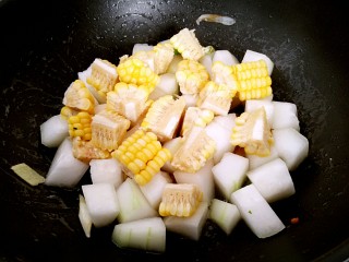 无肉不欢+冬瓜肉丸玉米清汤,倒入玉米翻炒均匀。