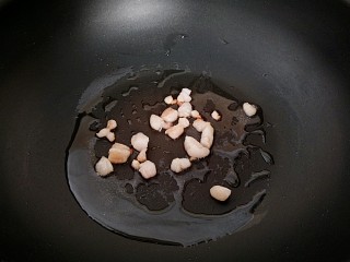 无肉不欢+冬瓜肉丸玉米清汤,锅中放入猪油煸至出油。