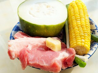 无肉不欢+冬瓜肉丸玉米清汤,食材:玉米，冬瓜，五花肉，葱，姜。