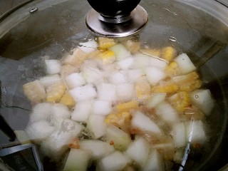 无肉不欢+冬瓜肉丸玉米清汤,盖上锅盖中火烧10分钟。