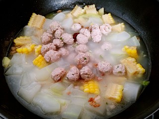 无肉不欢+冬瓜肉丸玉米清汤,倒入肉丸。