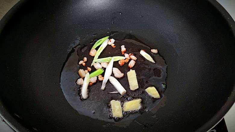 无肉不欢+冬瓜肉丸玉米清汤,放入葱，姜炝锅。
