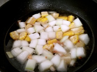 无肉不欢+冬瓜肉丸玉米清汤,加入清水，莫过食材。