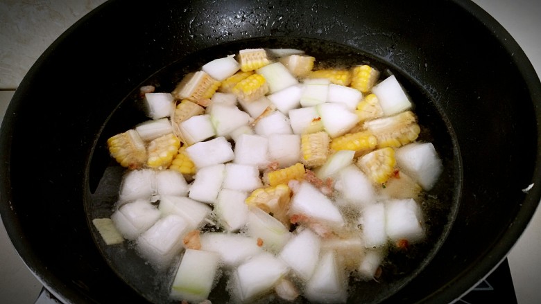 无肉不欢+冬瓜肉丸玉米清汤,加入清水，莫过食材。