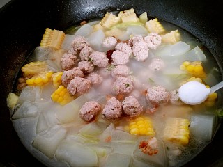 无肉不欢+冬瓜肉丸玉米清汤,调入盐2克，盖上锅盖闷烧3分钟。