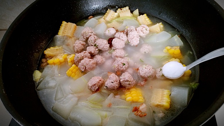 无肉不欢+冬瓜肉丸玉米清汤,调入盐2克，盖上锅盖闷烧3分钟。