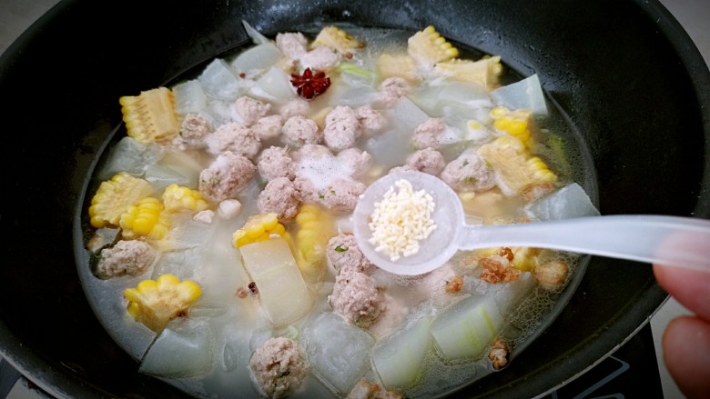 无肉不欢+冬瓜肉丸玉米清汤,出锅前调入鸡精即可。