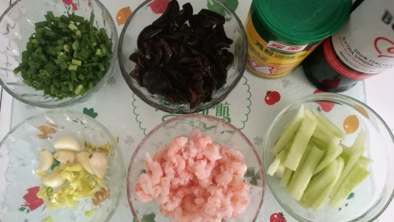 木耳黄瓜炒虾仁,虾仁取出来化冻，黄瓜切条，木耳泡发，葱花切碎