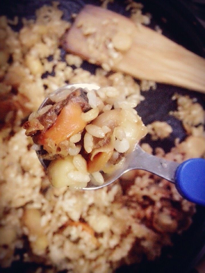 海鲜酱油炒饭,炒至米饭把汤汁吸收的差不多时，关火，开吃