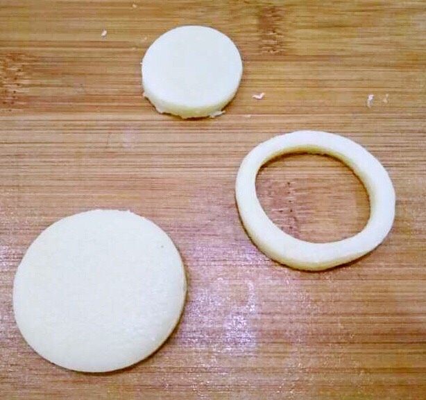 树莓果酱饼干,把小号模具压出的面片取出，留外边的圈。