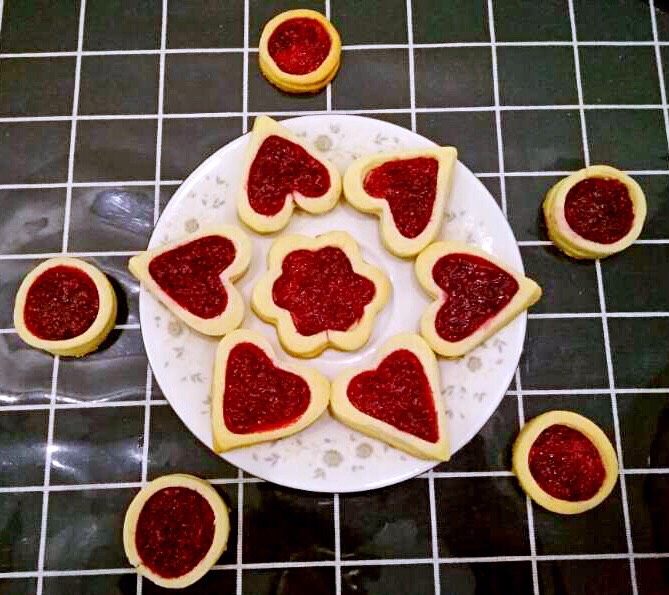 树莓果酱饼干,开个合影。心形的，圆形的都好看。中间的不是很完美。