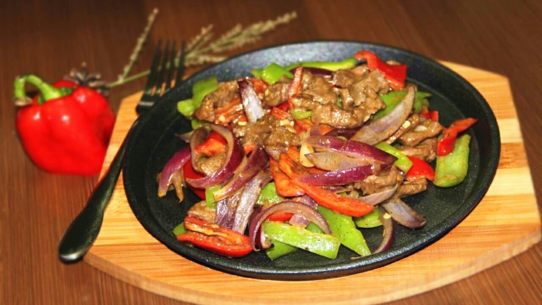 铁板黑椒牛柳,然后把炒好的菜装盘，可以享受美味啦！