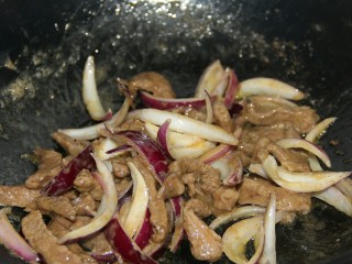 铁板黑椒牛柳,直到洋葱炒出香味，放入牛肉炒