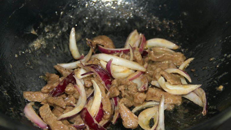铁板黑椒牛柳,直到洋葱炒出香味，放入牛肉炒