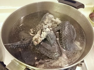 霸王別姬,起一鍋熱水川燙下切好的雞肉。