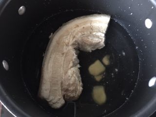 #无肉不欢#红烧肉,五花肉放入沸水锅中加入姜片焯去血沫