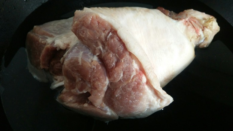 无肉不欢+东北家常红烧肘子,锅中加入水，将肘子冷水下锅。