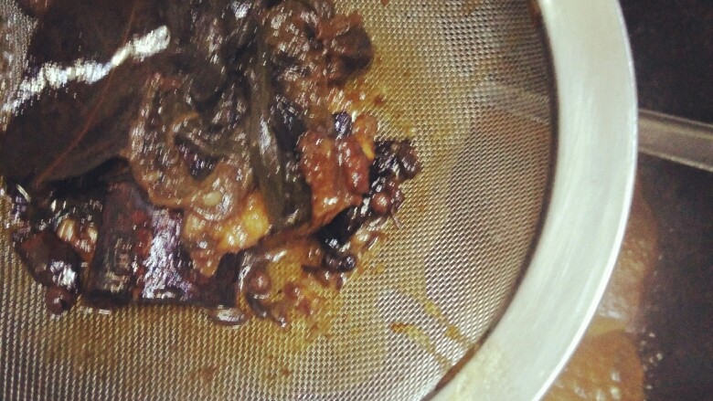 无肉不欢+东北家常红烧肘子,将汤汁里的调料全部捞出，废弃。