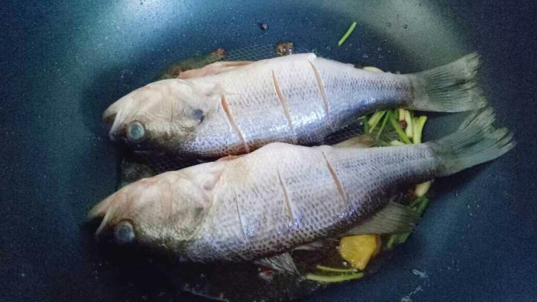 #无肉不欢#家常红烧小鲈鱼,再把腌制好的鱼放进锅里，中火将鱼煎至两面微黄。