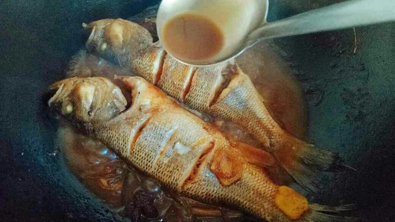 #无肉不欢#家常红烧小鲈鱼,约13分钟时鱼差不多熟了，大火收汤可以用勺子盛汤汁往鱼身上淋。到反复几次。