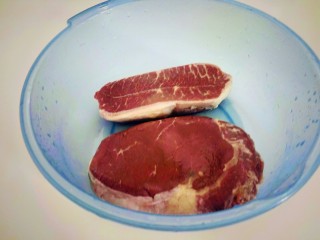 红烧牛肉炖土豆,牛肉解冻。