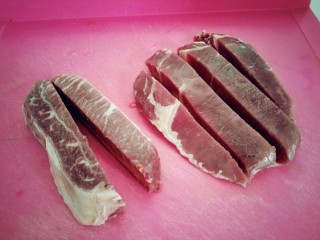 红烧牛肉炖土豆,切成长条形。