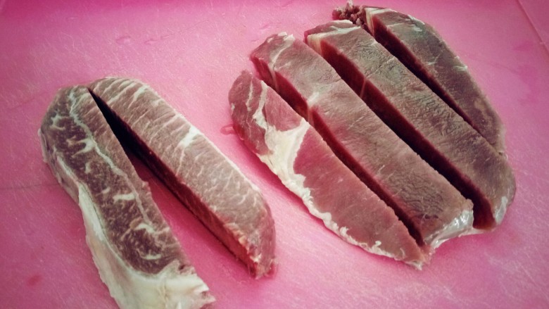 红烧牛肉炖土豆,切成长条形。