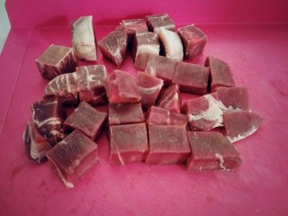 红烧牛肉炖土豆,在切成方块。