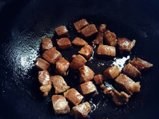 红烧牛肉炖土豆,牛肉炒均匀