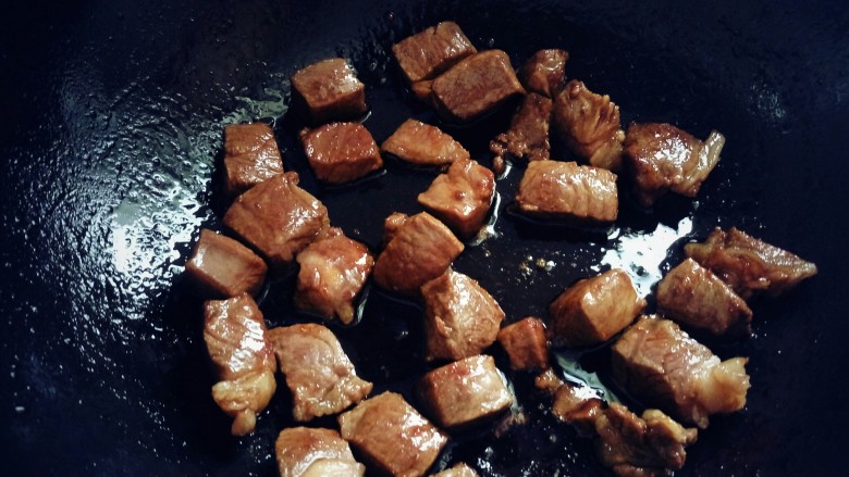 红烧牛肉炖土豆,牛肉炒均匀