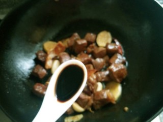 红烧牛肉炖土豆,一汤勺酱油。