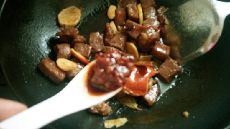 红烧牛肉炖土豆,一汤勺豆瓣。