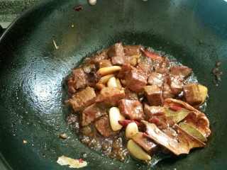 红烧牛肉炖土豆,在一勺白酒。