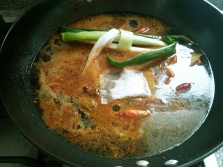 红烧牛肉炖土豆,最后放大葱盖好锅盖小火闷一小时。