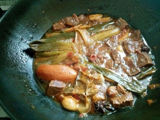 红烧牛肉炖土豆,牛肉烧七成熟用筷子把所有调料夹出来。