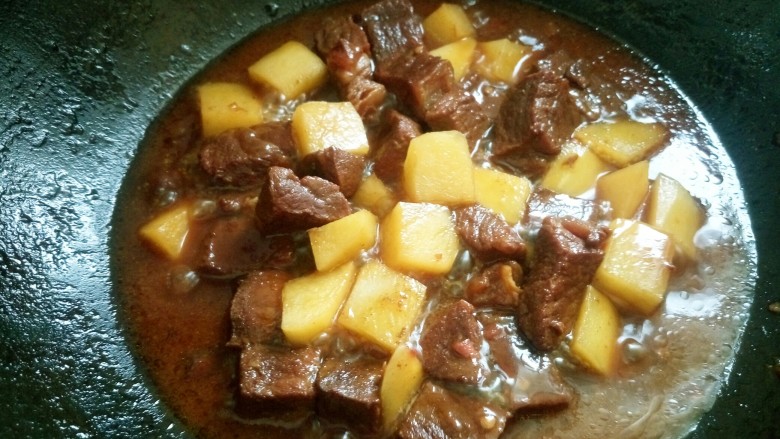 红烧牛肉炖土豆,用勺子搅均匀在炖半小时。