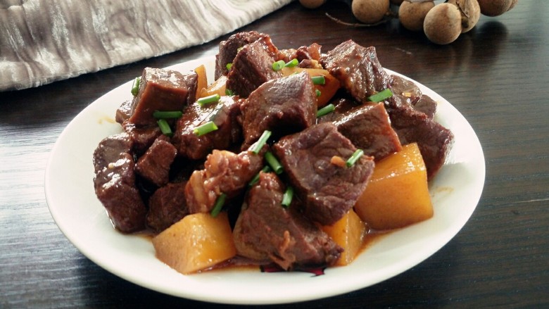 红烧牛肉炖土豆,成品图