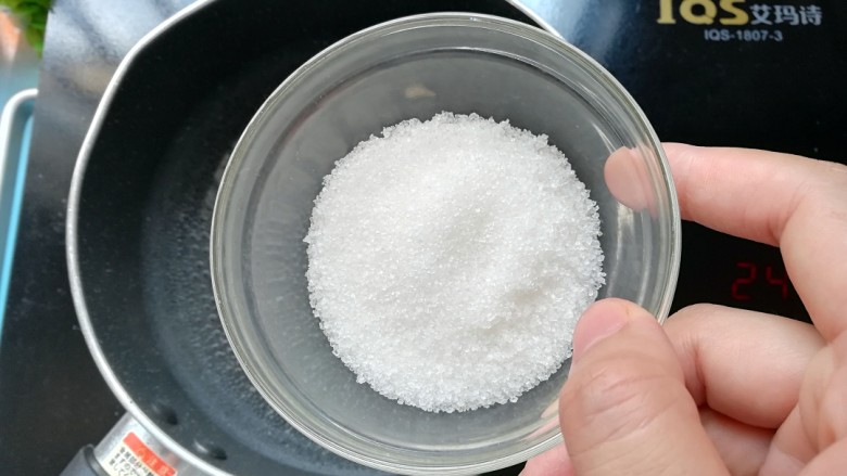 火龙果馅-果冻月饼,水底开始冒小气泡的时候，倒入细砂糖搅拌至融化