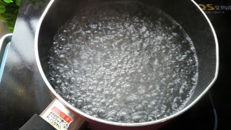 火龙果馅-果冻月饼,正在沸腾的白凉粉，沸腾后煮2分钟关火