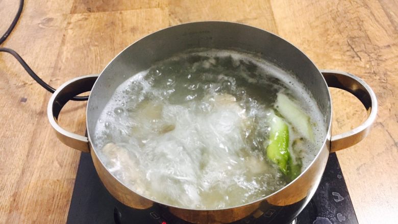 #咸食#  田七大枣煲猪骨汤,因为水放的少了，我又添加了些水，煮开后关火。