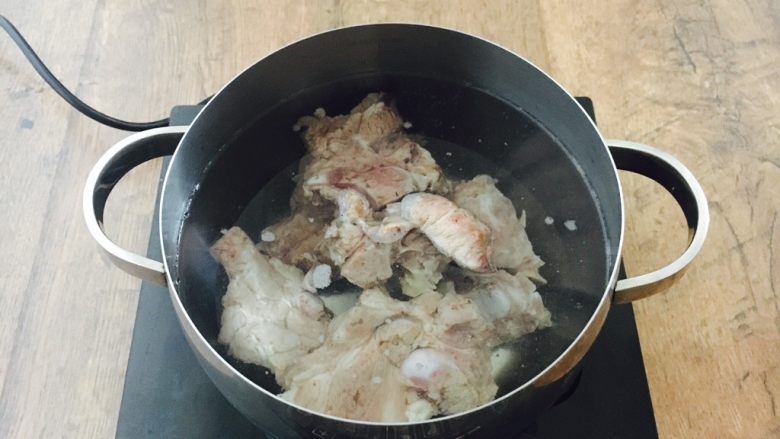 #咸食#  田七大枣煲猪骨汤,锅里放入焯过水的猪骨，再倒入提前煮好的开水。