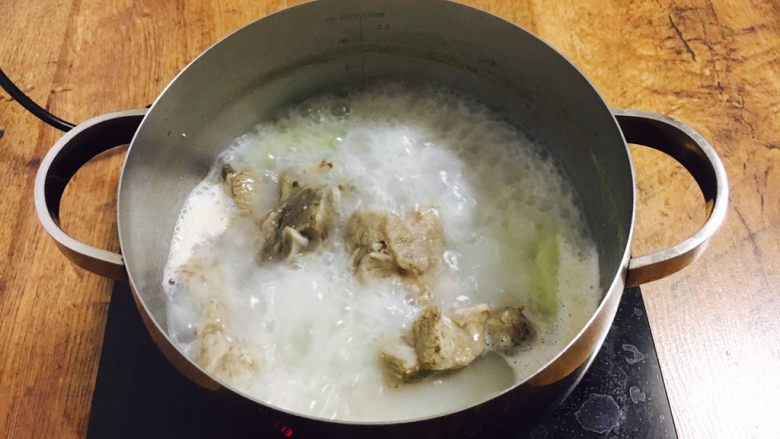 #咸食#  田七大枣煲猪骨汤,大火煮约10分钟，汤色变白。