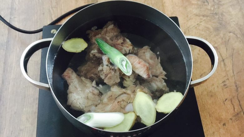 #咸食#  田七大枣煲猪骨汤,放入葱和姜
