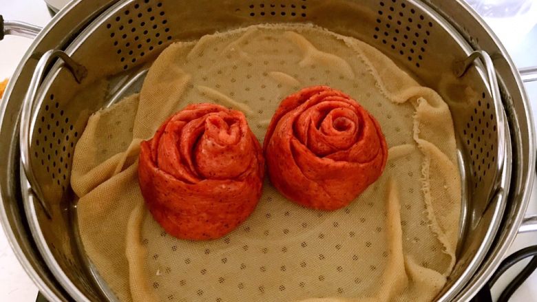 绽放的玫瑰  花样果味馒头,焖2分钟后起锅