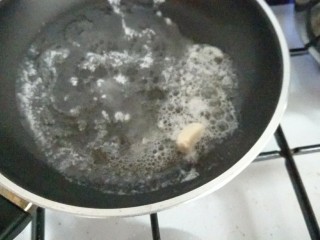 奶油鱼子酱意大利面,用小火溶化黄油并加入蒜小火煎出香味