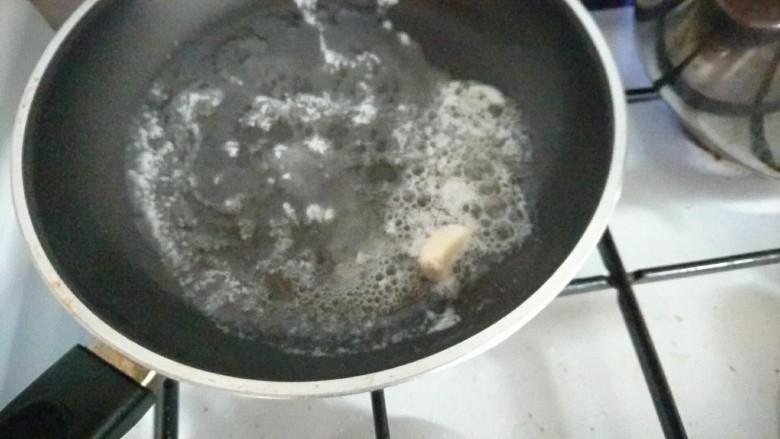 奶油鱼子酱意大利面,用小火溶化黄油并加入蒜小火煎出香味