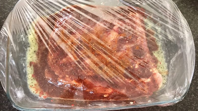 猕猴桃烤猪小排,保鲜膜密封冰箱冷藏至少两小时，时间越久越入味。