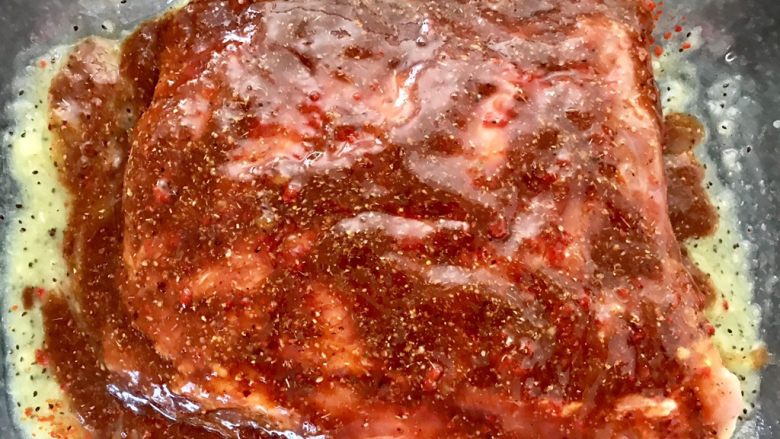 猕猴桃烤猪小排,再把混合好的烤肉酱均匀涂抹两面。