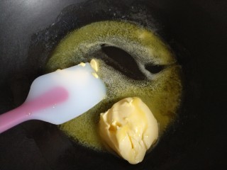 蔓越莓牛轧沙琪玛,把黄油放入不粘锅中(全程必须小火)