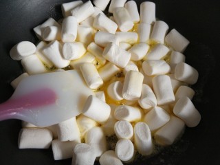 蔓越莓牛轧沙琪玛,待黄油全部融化后，加入棉花糖！